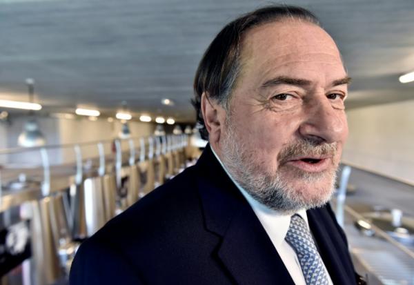 L’œnologue Michel Rolland dans la cave du Château La Dominique à Saint-Émilion le 5 avril 2016