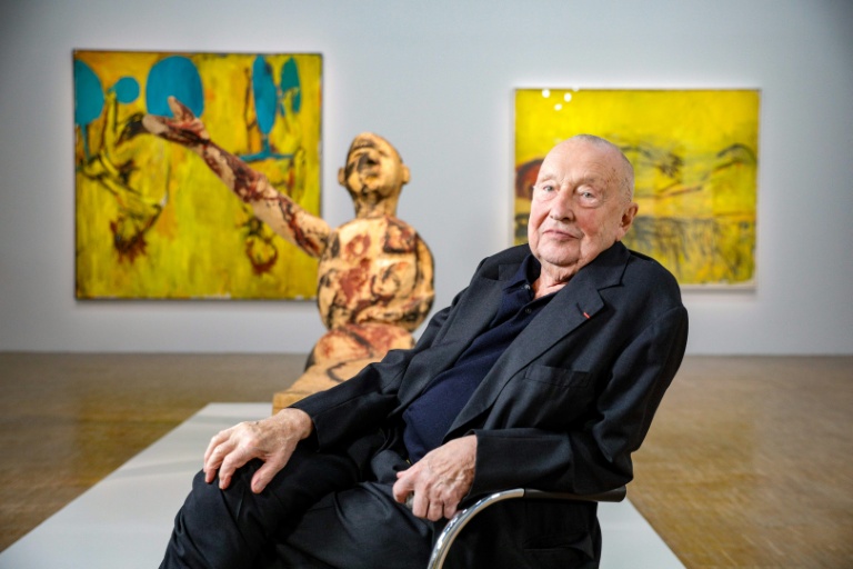 L'artiste allemand Georg Baselitz devant certaines de ses œuvres exposées au Centre Pompidou avant l'exposition 