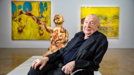 L'artiste allemand Georg Baselitz devant certaines de ses œuvres exposées au Centre Pompidou avant l'exposition "Baselitz - la rétrospective" à Paris, le 16 octobre 2021