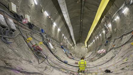 Un ingénieur dans le laboratoire souterrain de recherche du site d'enfouissement de déchets nucléaires Cigeo (Centre Industriel de stockage Géologique), exploité par l'Agence nationale française pour la gestion des déchets radioactifs, Andra, à Bure, dans l'est de la France, le 8 août 2024