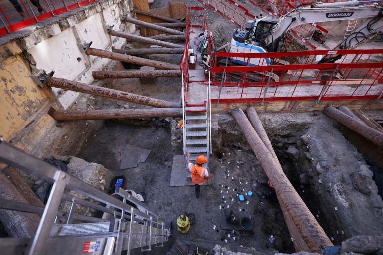 Le site archéologique où a été découvert un mur de l'époque gallo-romaine de Lutèce (en bas, g), sous l'Hôtel-Dieu, sur l'île de la Cité, dans le centre de Paris,le 23 septembre 2026 