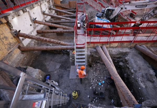 Le site archéologique où a été découvert un mur de l'époque gallo-romaine de Lutèce (en bas, g), sous l'Hôtel-Dieu, sur l'île de la Cité, dans le centre de Paris,le 23 septembre 2026 