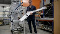 Bastien Mancini, cofondateur de l'entreprise Delair avec le drone Oscar produit en collaboration avec KNDS dans les locaux de Delair à Labège, dans le sud-ouest de la France 