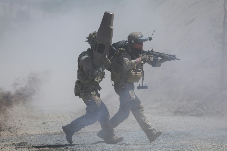 Des soldats franças lors d'une démonstration dynamique à la veille de l'ouverture du salon Eurosatory à Villepinte, près de Paris, le 14 juin 2026