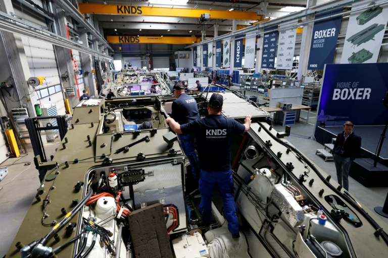 Des employés sur une nouvelle ligne de production du groupe franco-allemande KNDS à Munich, le 22 avril 2026 en Allemagne