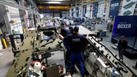 Des employés sur une nouvelle ligne de production du groupe franco-allemande KNDS à Munich, le 22 avril 2026 en Allemagne