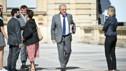 Le sénateur LR François-Noël Buffet (c),  proposé par Emmanuel Macron pour être le prochain Défenseur des droits, arrive au Sénat pour son audition, le 21 juillet 2026 à Paris