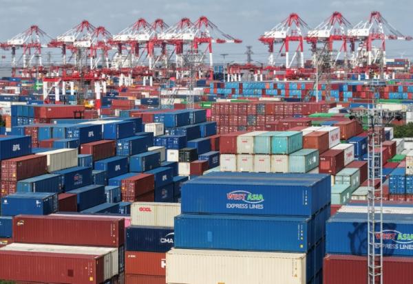 Vue aérienne du terminal à conteneurs du port de Shanghai, le 8 décembre 2025