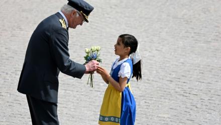Le roi de Suède Carl XVI Gustaf se fait offrir des fleurs pour son 80e anniversaire à Stockholm, le 30 avril 2026