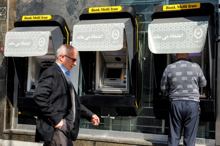 Des distributeurs automatiques de billets à Téhéran, le 21 février 2026 en Iran