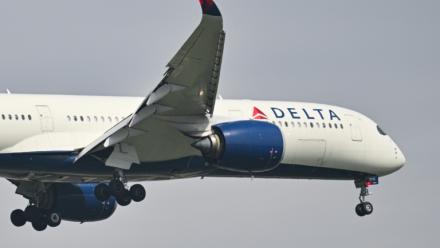 Un Airbus de Delta Airlines se prépare à atterir à l'aéroport de Shanghai Pudong International Airport le 16 avril 2025 