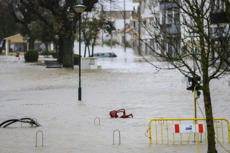 Une rue inondée d'Alcacer do Sal lors de la Dépression Leonardo, le 4 février 2026 dans le sud du Portugal