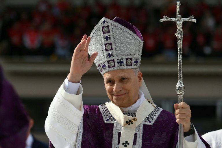 Le pape Léon XIV arrive pour célébrer une messe au stade Louis II de Monaco, le 28 mars 2026