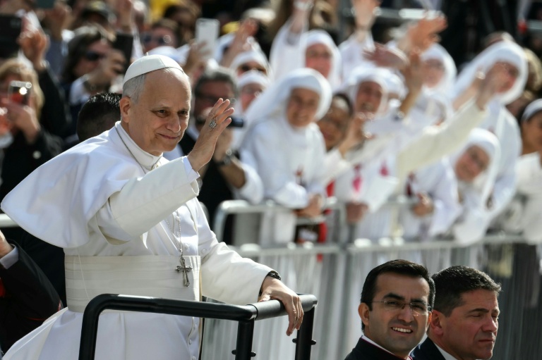 Le pape Léon XIV salue la foule avant d'arriver au stade Louis II de Monaco, le 28 mars 2026