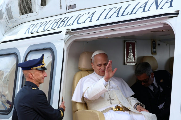 Le pape Léon XIV salue la foule depuis son hélicoptère au départ de l'héliport de Monaco, à Monte-Carlo, le 28 mars 2026