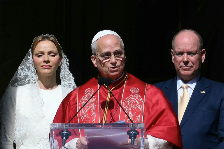 Le pape XIV, entouré de la princesse Charlène et du prince Albert II de Monaco, prononce un discours depuis le balcon du palais princier à Monte-Carlo, le 28 mars 2026