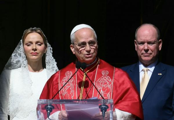 Le pape XIV, entouré de la princesse Charlène et du prince Albert II de Monaco, prononce un discours depuis le balcon du palais princier à Monte-Carlo, le 28 mars 2026