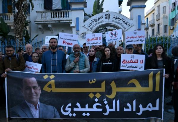 Des journalistes participent à une manifestation devant le siège du SNJT à Tunis, pour défendre la liberté de la presse et en soutien au journaliste franco-tunisien Mourad Zeghidi en détention, le 24 avril 2026