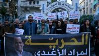 Des journalistes participent à une manifestation devant le siège du SNJT à Tunis, pour défendre la liberté de la presse et en soutien au journaliste franco-tunisien Mourad Zeghidi en détention, le 24 avril 2026