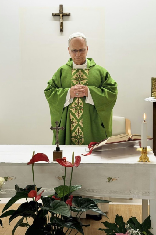 Photo prise et diffusée le 16 octobre 2026 par Vatican Media montrant le pape Léon XIV célébrant une messe à l'hôpital Gemelli à Rome, où il est en convalescence après une intervention chirurgicale pour retirer une tumeur cancéreuse au poumon