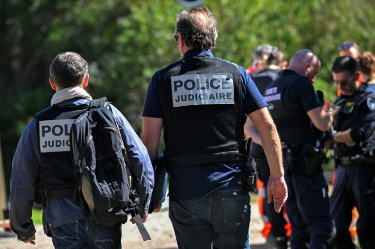 Des enquêteurs de la police judiciaire arrivent le 12 septembre 2026 à l'endroit où un TER a déraillé la veille, faisant 44 blessés à Cléon, en Seine-Maritime