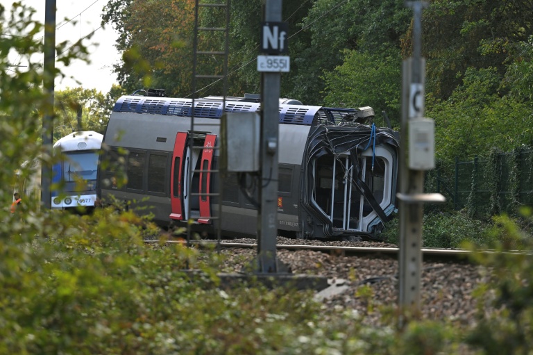 Photo le 12 septembre 2026 d'une voiture du TER qui a déraillé la veille à Cléon, en Seine-Maritime,  faisant 44 blessés