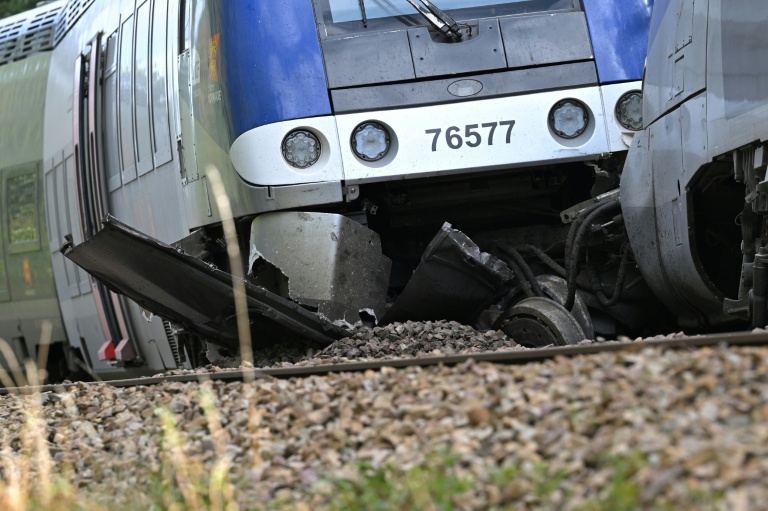 Photo le 12 septembre 2026 du TER qui a déraillé la veille, faisant 44 blessés à Cléon, en Seine-Maritime