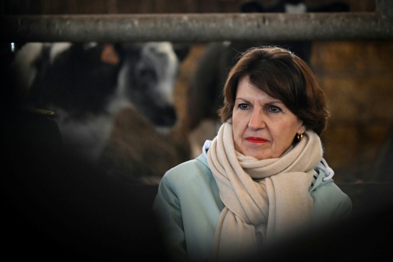 La ministre de l'Agriculture Annie Genevard lors d'une visite dans une ferme Saint-Georges-de-la-Rivière, dans la Manche le 22 janvier 2026 