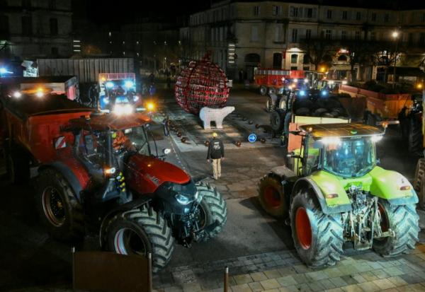 Manifestation d'agriculteurs pour protester contre la gestion gouvernementale de la dermatose bovine à Auch le 27 décembre 2025
