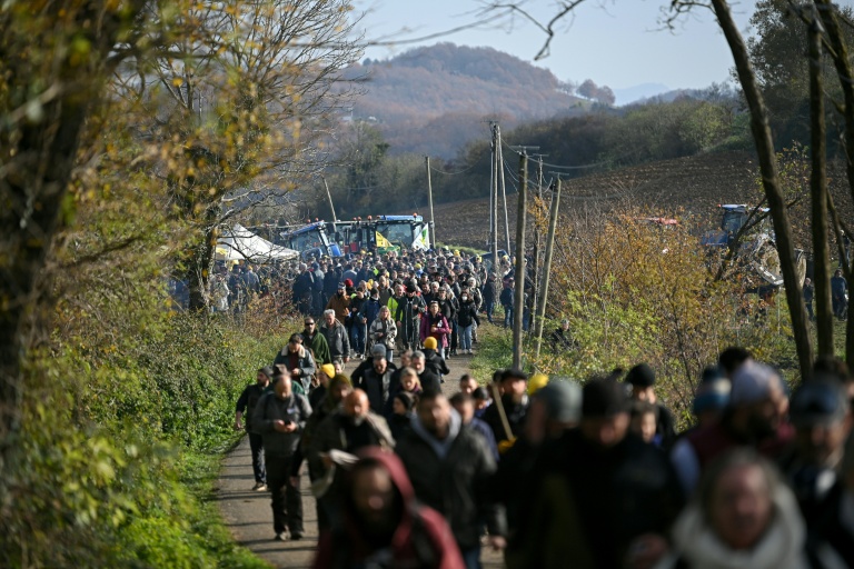 Des agriculteurs manifestent pour empêcher l'abattage d'un troupeau de 200 vaches, suite à la détection de la dermatose nodulaire contagieuse (DNC) aux Bordes-sur-Arize, le 11 décembre 2025 en Ariège