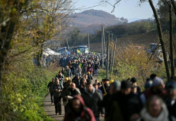 Des agriculteurs manifestent pour empêcher l'abattage d'un troupeau de 200 vaches, suite à la détection de la dermatose nodulaire contagieuse (DNC) aux Bordes-sur-Arize, le 11 décembre 2025 en Ariège