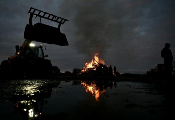 Des agriculteurs bloquent l'autoroute A63 à l’échangeur de Cestas, en Gironde, dans le sud-ouest de la France, le 16 décembre 2025