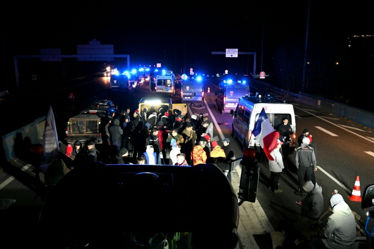 Manifestation d'agriculteurs dans la nuit du 15 au 16 décembre 2025 sur une rocade près de Toulouse