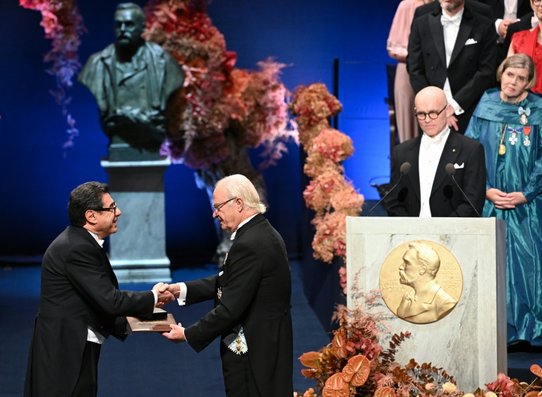Philippe Aghion reçoit le prix Nobel d'économie des mains du roi de Suède, Carl XVI Gustaf, le 10 décembre 2025 à Stockholm 
