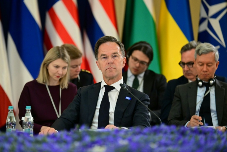 Le secrétaire général de l'Otan Mark Rutte, au centre, à Bucarest en Roumanie le 13 mai 2026