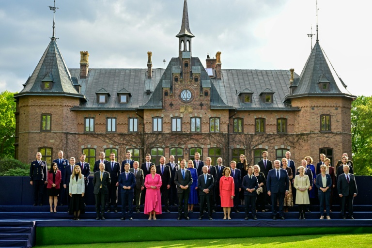 Les ministres des affaires étrangères de l'Otan réunis autour du secrétaite général de l'Otan Mark Rutte, au centre, près de du roi Carl Gustaf de Suède, de la reine Silvia et du Premier ministre suédois Ulf Kristersson, à Helsingborg, en Suède, le 21 mai 2026