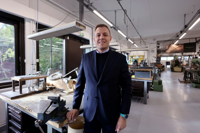 Stefano Fulchir, PDG de la société italienne iVision Tech, pose dans l'atelier de la marque Henry Jullien à Lons-le-Saunier dans le Jura le 29 janvier 2026
