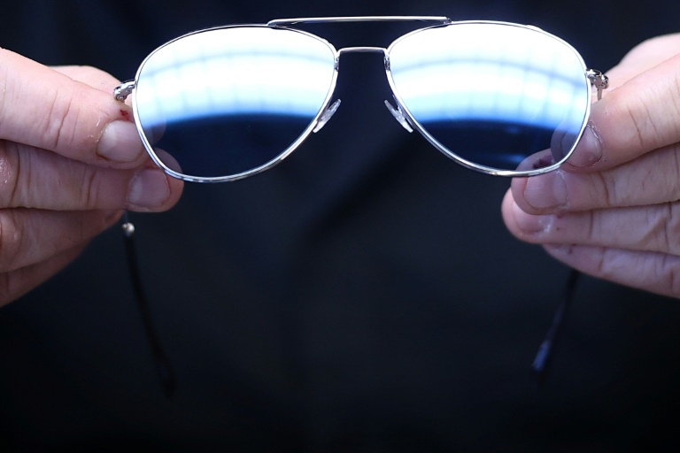 Un employé tient le modèle Pacific, dans l'atelier de la maison Henry Jullien, lunetier français, à Lons-le-Saunier dans le Jura le 29 janvier 2026