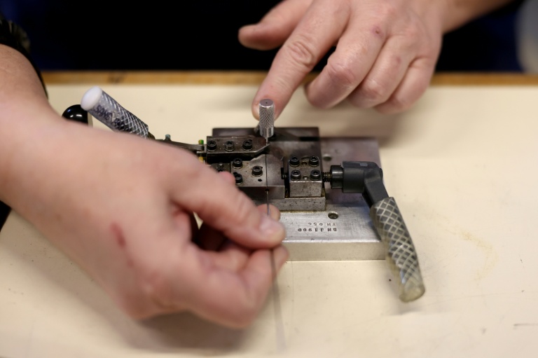 Une employée travaille sur des montures de lunettes dans les ateliers de la Maison Henry Jullien, le fabricant français, à Lons-le-Saunier, dans le Jura, le 29 janvier 2026