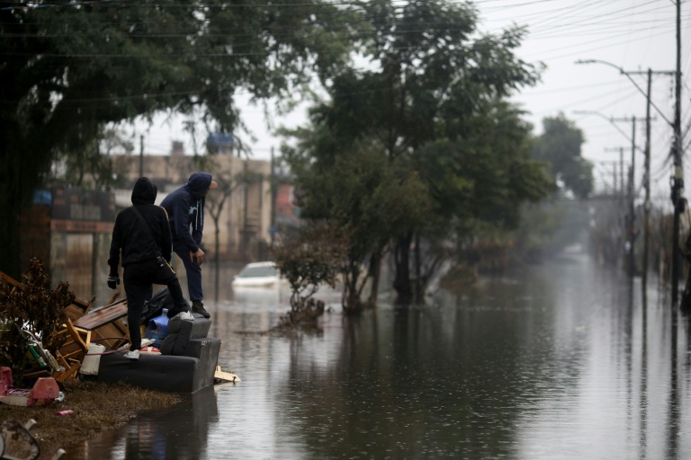 Le quartier de Sarandi, l'un des plus touchés par les inondations ayant frappé Porto Alegre, dans l'Etat de Rio Grande do Sul, le 27 mai 2024 au Brésil