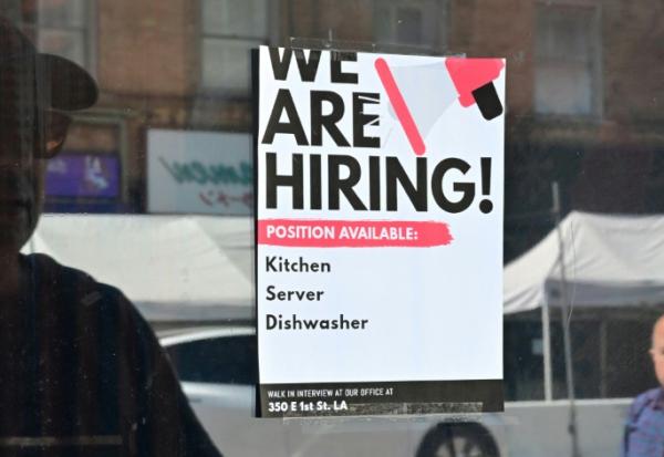 Une annonce d'emploi sur la vitrine d'un restaurant de Los Angeles, en Californie, le 17 août 2022