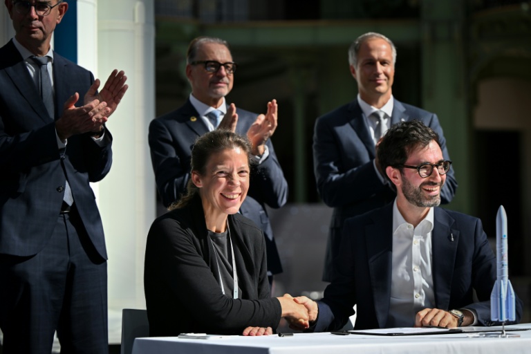 La fondatrice et PDG de The Exploration Company (TEC) Hélène Huby serre la main du PDG D'Arianespace David Cavailloles après la signature d'un accord le 10 septembre 2026 à Paris