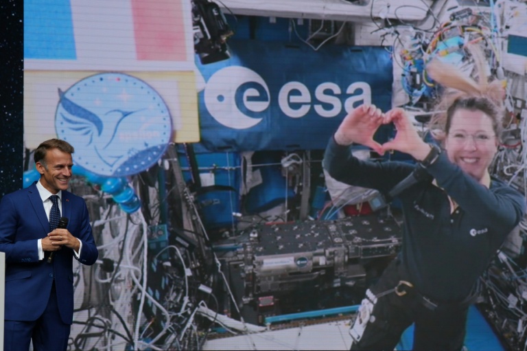 Le président Emmanuel Macron en visio-conférence avec l'astronaute française Sophie Adenot depuis la Station spatiale internationale pendant le sommet spatial international, le 10 septembre 2026 