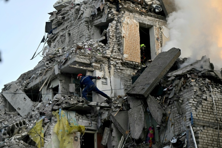 Un immeuble résidentiel détruit à Kiev, le 2 juillet 2026