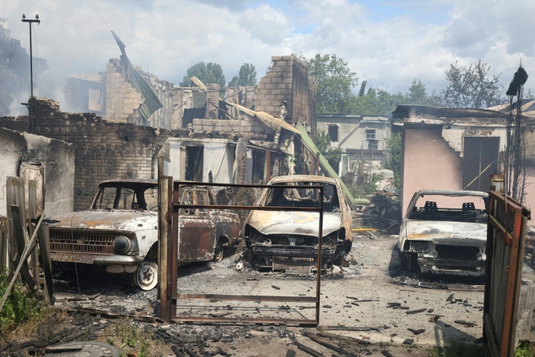 Des véhicules calcinés garés dans un quartier résidentiel détruit à la suite de frappes russes à Vyshneve, dans la banlieue de Kiev, en Ukraine, le 6 juillet 2026