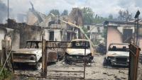 Des véhicules calcinés garés dans un quartier résidentiel détruit à la suite de frappes russes à Vyshneve, dans la banlieue de Kiev, en Ukraine, le 6 juillet 2026