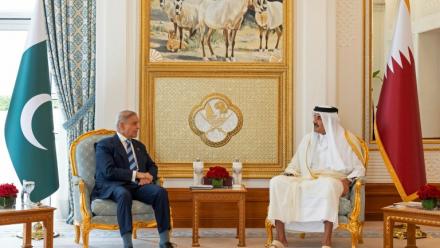 Photo diffusée par le Diwan Amiri du Qatar, le 16 avril 2026, montrant l'émir du Qatar, cheikh Tamim ben Hamad al-Thani (d) et le Premier ministre pakistanais, Shehbaz Sharif, lors de leur rencontre à Doha