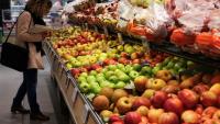 Une inspectrice de la Direction départementale de la protection des populations (DDPP) vérifie l'origine et l'étiquetage de fruits et légumes vendus dans un supermarché à La Madeleine (Nord), le 6 février 2024