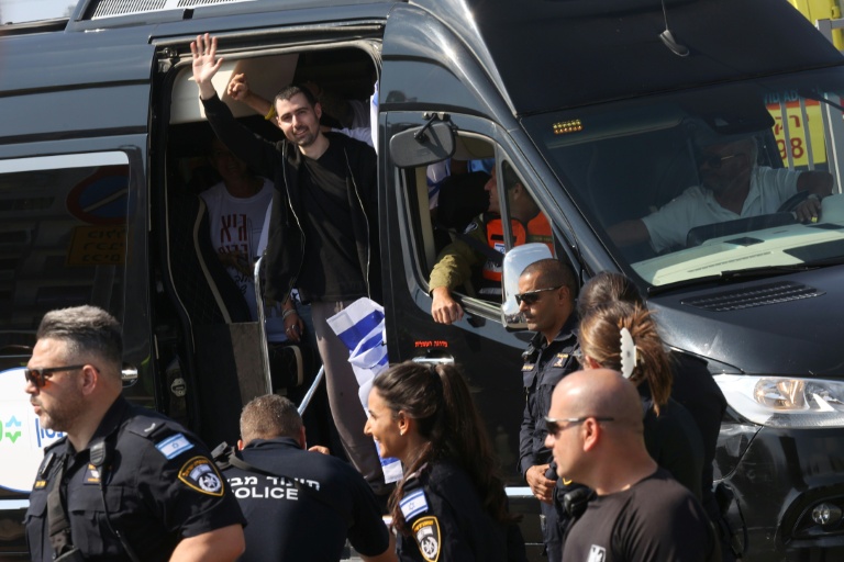L'otage israélien Guy Gilboa Dalal à son arrivée au Rabin Medical Centre de Petah Tikva, peu après sa libération le 13 octobre 2025.