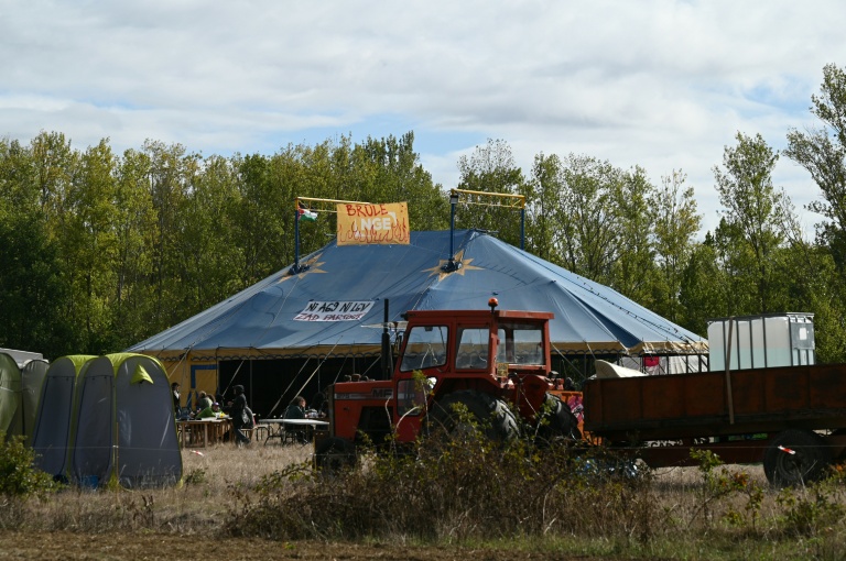 Campement des opposants à l'autoroute A69, qui doit relier Toulouse à Castres et être mise en service début novembre, à Cambounet-sur-le-Sor, dans le Tarn, le 10 octobre 2026 
